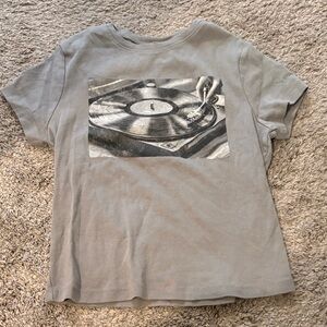 Vintage-Inspired Gray Graphic Tee with Record Player Print
